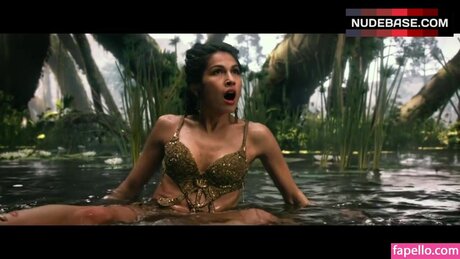 Naakte gelekte OnlyFans-foto van Elodie Yung