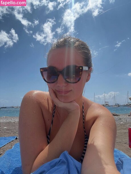 Naakte gelekte OnlyFans-foto van Madeline Poche