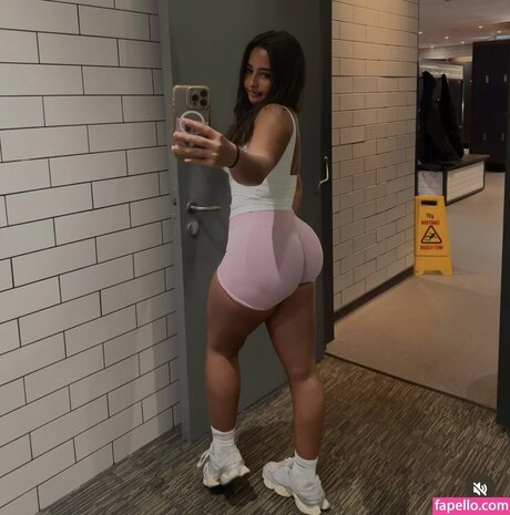 Naakte gelekte OnlyFans-foto van Zarah Mcadam