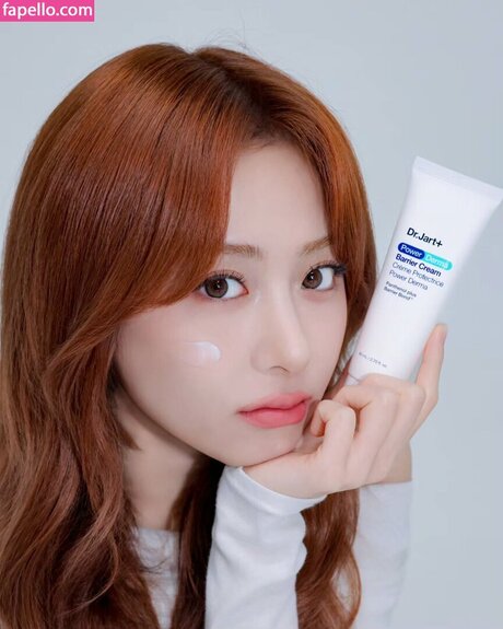 Huh Yunjin 허윤진