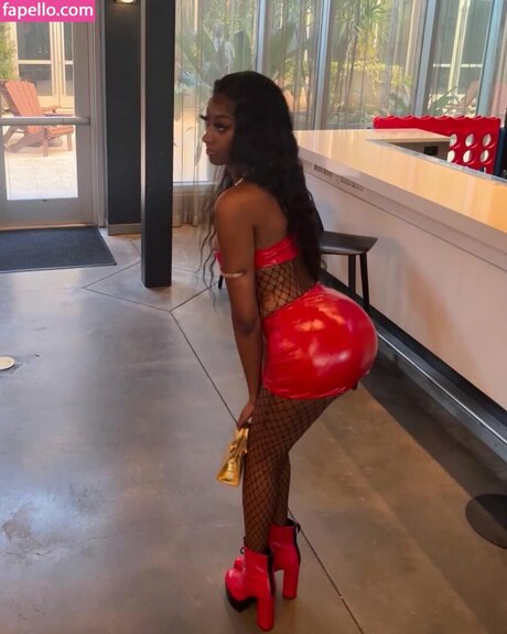 Naakte gelekte OnlyFans-foto van Nia Bia