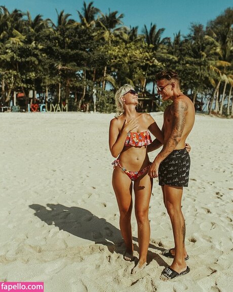 Naakte gelekte OnlyFans-foto van Dabbleandtravel