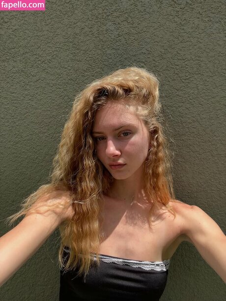 Naakte gelekte OnlyFans-foto van Keira Lhotan