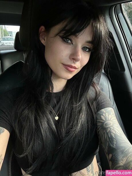 Naakte gelekte OnlyFans-foto van Claire Estabrook