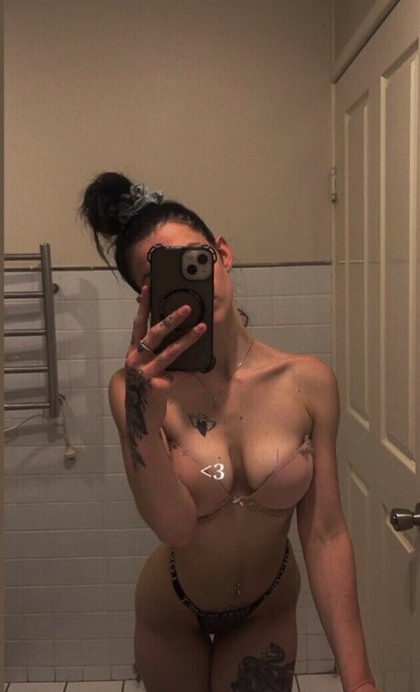 Naakte gelekte OnlyFans-foto van Alecia Rose