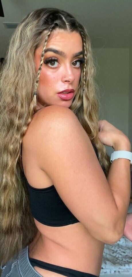 Naakte gelekte OnlyFans-foto van Sirena Linton
