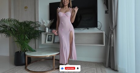 Naakte gelekte OnlyFans-foto van Lilly Lynn