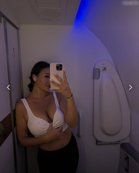 Naakte gelekte OnlyFans-foto van Vanessajolie