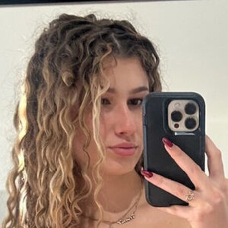 Naakte gelekte OnlyFans-foto van Sydney May