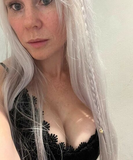 Naakte gelekte OnlyFans-foto van Donna Shepherd