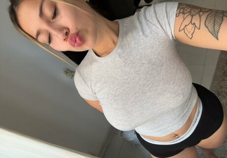 Naakte gelekte OnlyFans-foto van Skyeraex