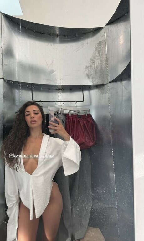 Naakte gelekte OnlyFans-foto van Emma Powell