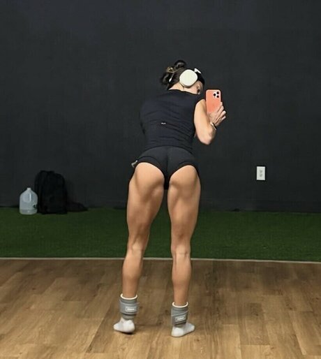 Naakte gelekte OnlyFans-foto van Giannahfit