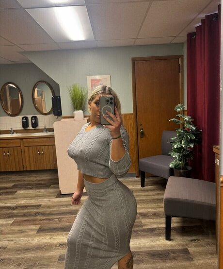 Naakte gelekte OnlyFans-foto van Ivy Malibu