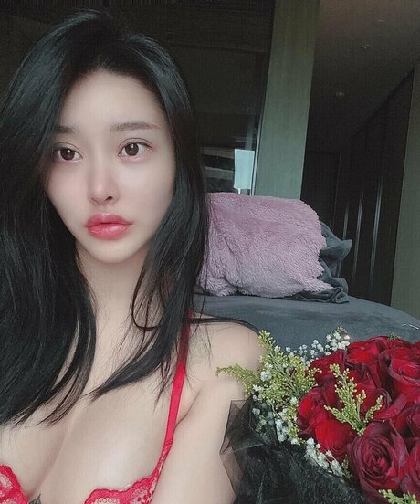 Naakte gelekte OnlyFans-foto van Song Yuxin