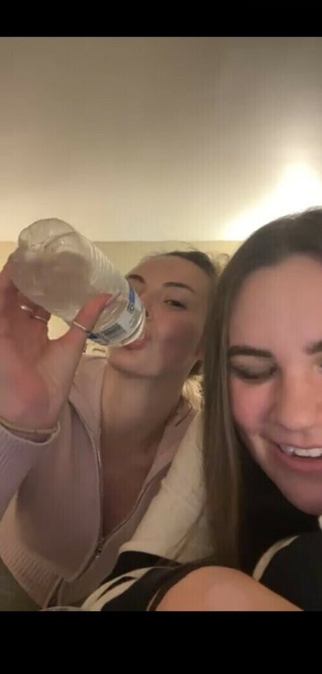 Naakte gelekte OnlyFans-foto van Beez Asmr