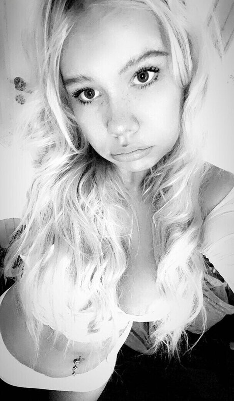 Naakte gelekte OnlyFans-foto van Nelli Virtanen