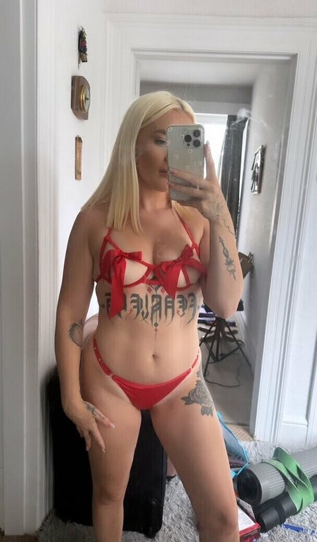 Naakte gelekte OnlyFans-foto van Leah Mogford