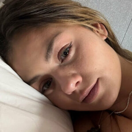 Naakte gelekte OnlyFans-foto van Emilauri