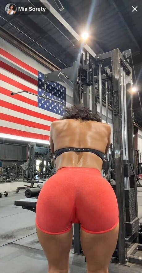 Naakte gelekte OnlyFans-foto van Mia Sorety