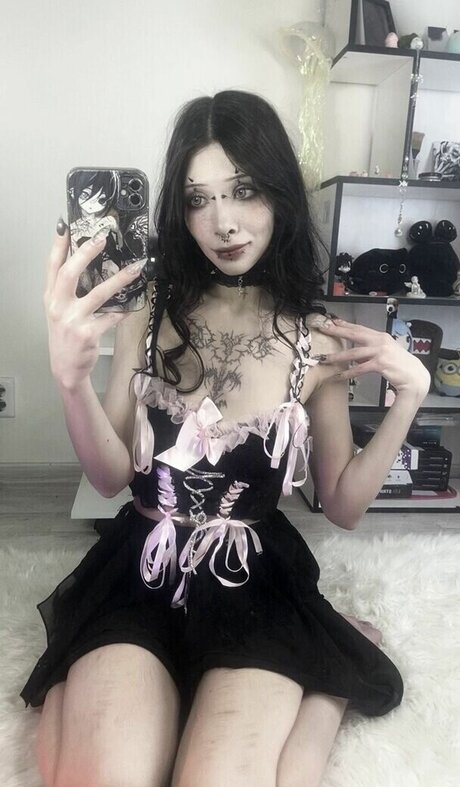 Naakte gelekte OnlyFans-foto van Urshadowangel