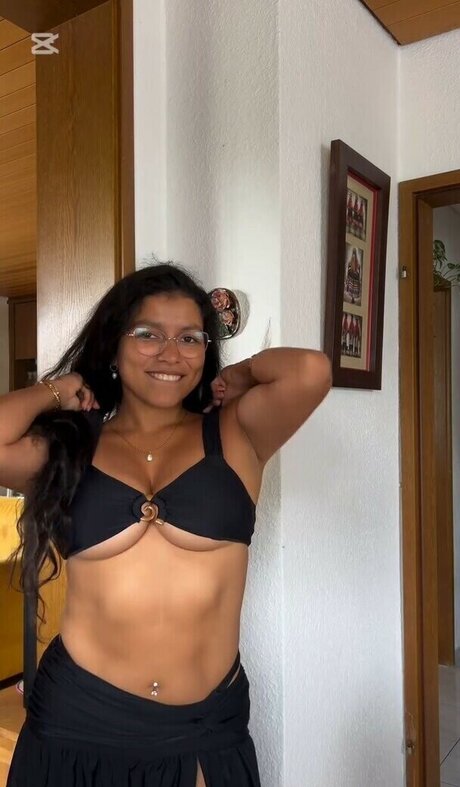 Naakte gelekte OnlyFans-foto van Vaninileon