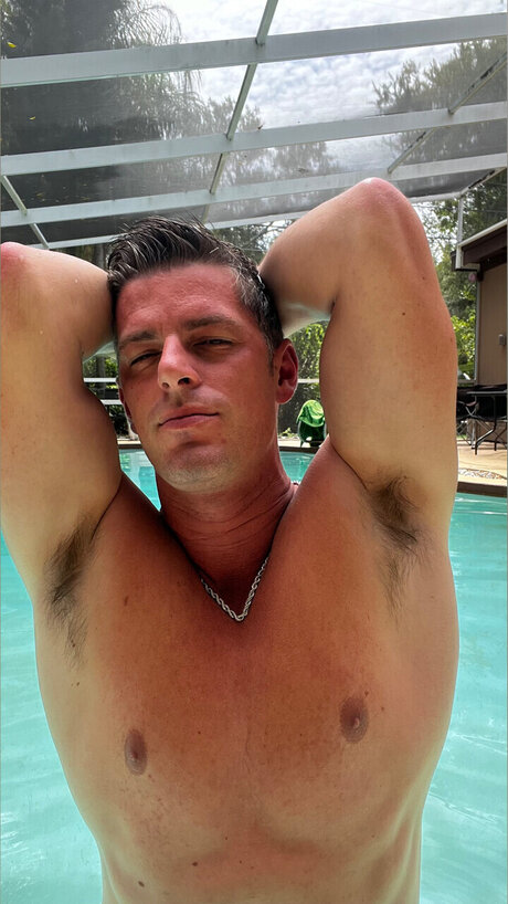 Naakte gelekte OnlyFans-foto van Naughty Ronnie