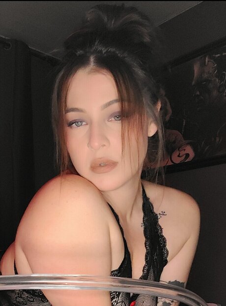 Naakte gelekte OnlyFans-foto van Aly Nexxxt Door