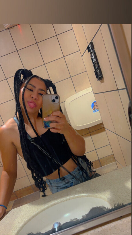 Naakte gelekte OnlyFans-foto van Shaundababyy
