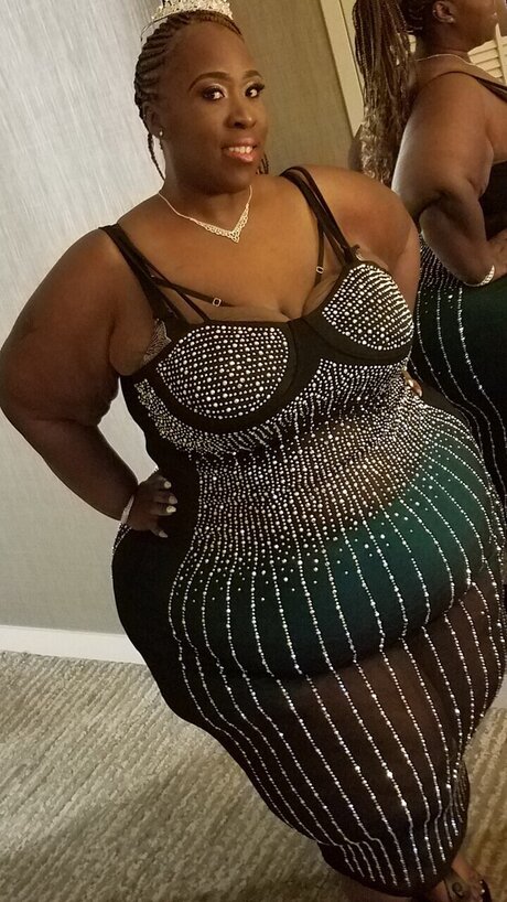 Naakte gelekte OnlyFans-foto van Mzladyseductress