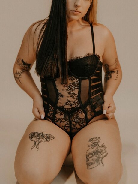 Naakte gelekte OnlyFans-foto van Elizabeth Kay