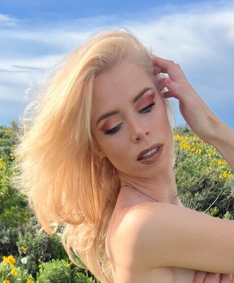 Naakte gelekte OnlyFans-foto van Cult Barbie