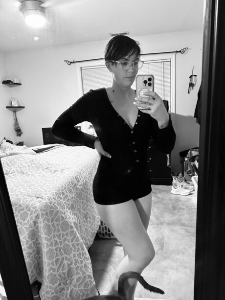 Naakte gelekte OnlyFans-foto van His Hotwife28