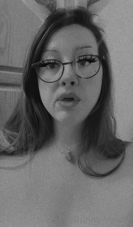 Naakte gelekte OnlyFans-foto van Bunnyvelvet