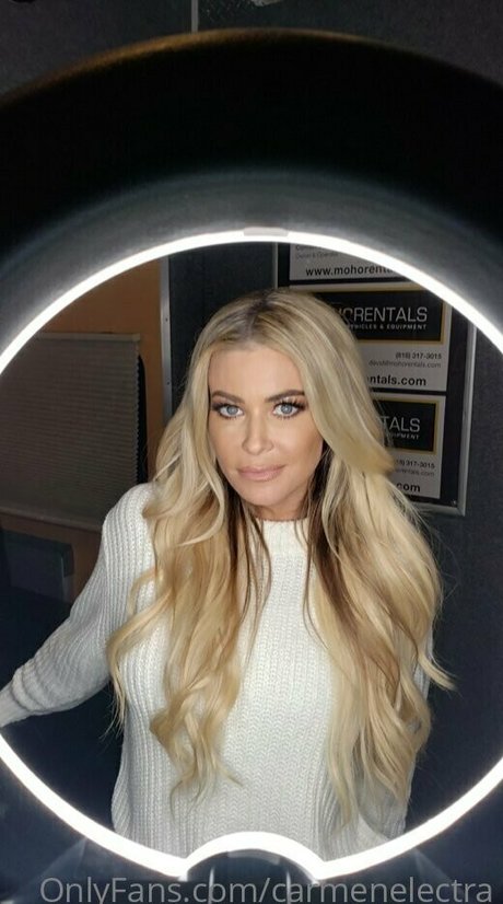 Naakte gelekte OnlyFans-foto van Carmenelectra