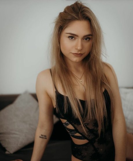 Naakte gelekte OnlyFans-foto van Alina Khani