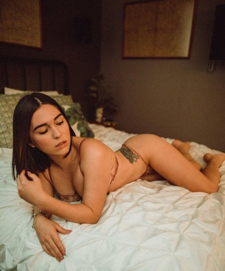 Naakte gelekte OnlyFans-foto van Alina Garza