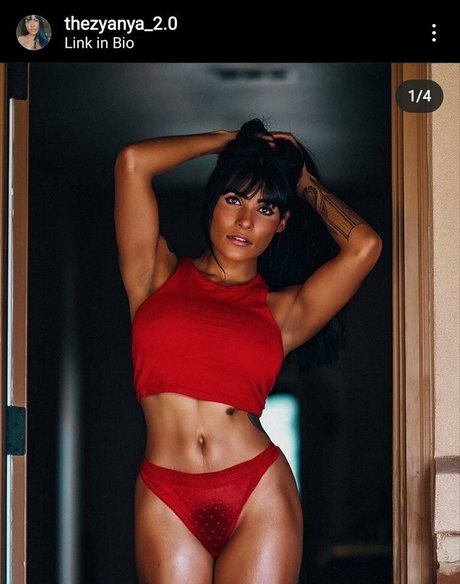 Naakte gelekte OnlyFans-foto van Thezyanya