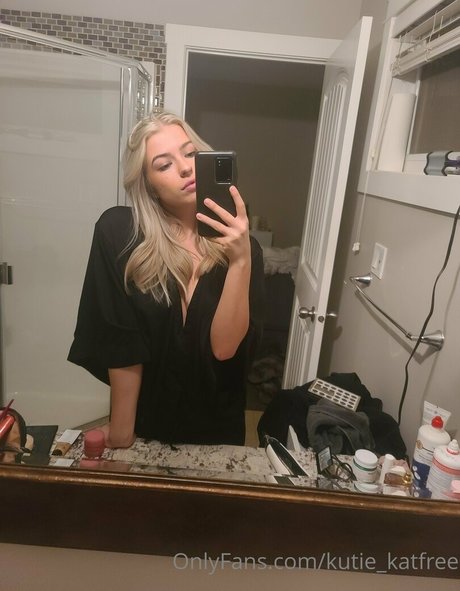 Naakte gelekte OnlyFans-foto van Kutiekatfree