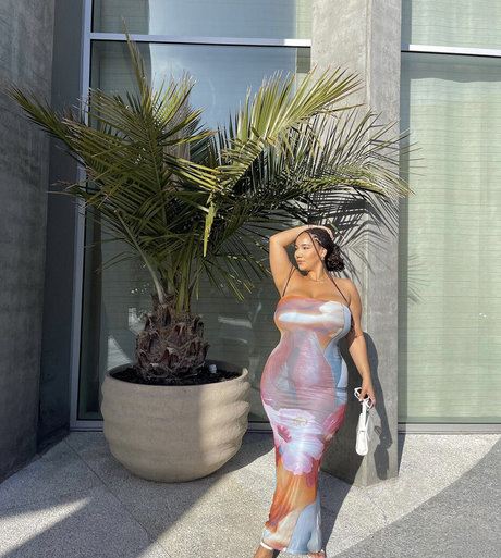 Naakte gelekte OnlyFans-foto van Katelyn Folasade