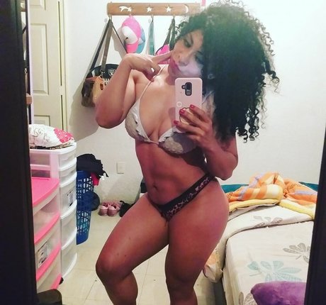 Naakte gelekte OnlyFans-foto van Antonellachinita
