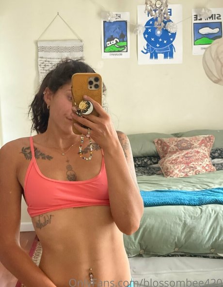 Naakte gelekte OnlyFans-foto van Blossombee420