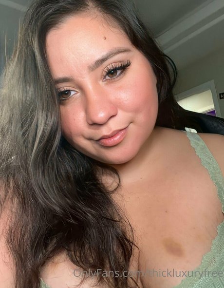 Naakte gelekte OnlyFans-foto van Thickluxuryfree