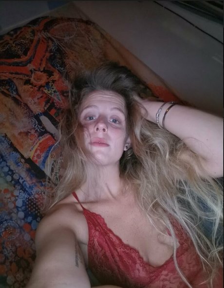 Naakte gelekte OnlyFans-foto van Hornycavegirl