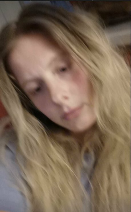 Naakte gelekte OnlyFans-foto van Hornycavegirl