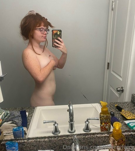 Naakte gelekte OnlyFans-foto van Cherryfairy