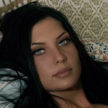 Naakte gelekte OnlyFans-foto van Veena Violetta