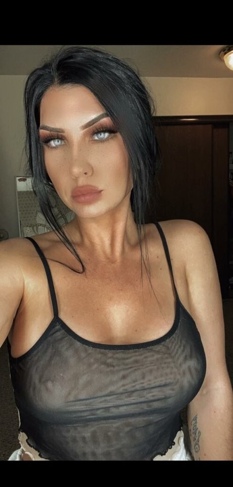 Naakte gelekte OnlyFans-foto van Veena Violetta