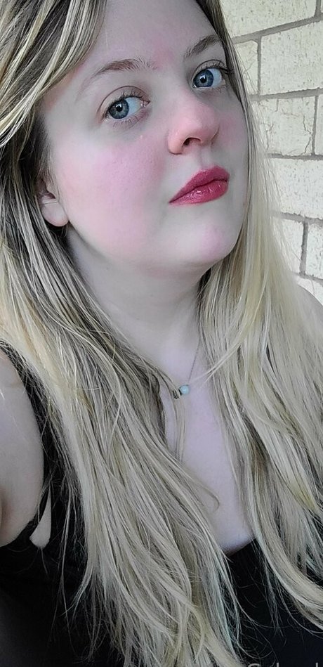 Naakte gelekte OnlyFans-foto van Yesmisscabrel