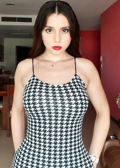 Naakte gelekte OnlyFans-foto van Emilia Vizcarra
